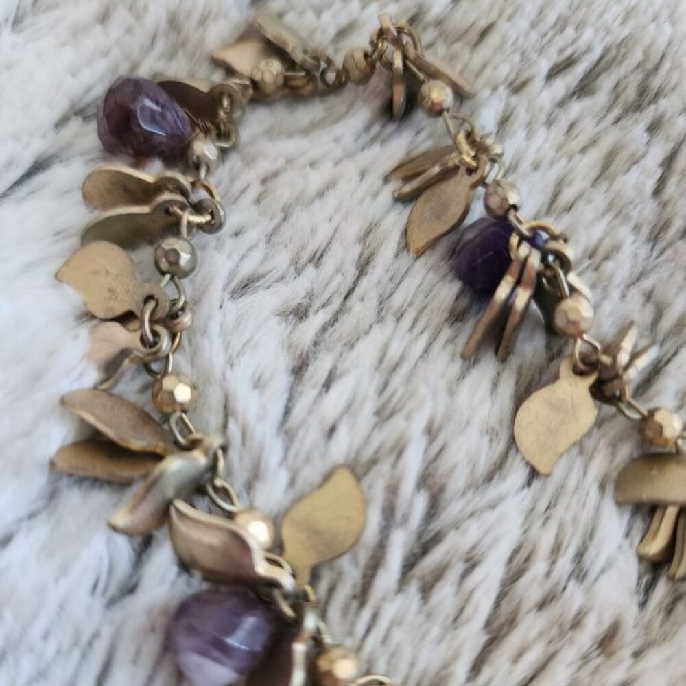 GOLD WITH LEAVES AND AMETHYST NECKLACE.